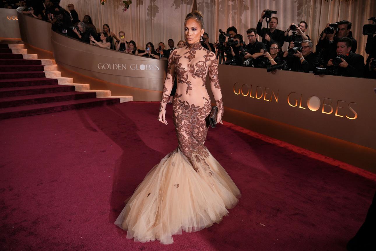Η Τζένιφερ Λόπεζ στις φετινές Χρυσές Σφαίρες με naked dress/Φωτογραφία: AP Photo