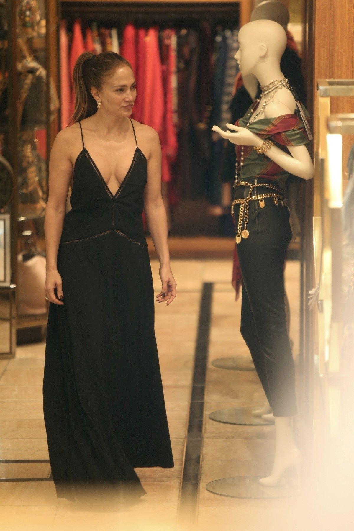 Η Τζένιφερ Λόπεζ με το μάξι φόρεμα με το βαθύ ντεκολτέ/ Φωτογραφία: ﻿Backgrid USA / Profimedia 