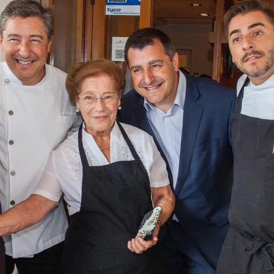 Ο ﻿Joan, ο Josep και ο Jordi Roca, μαζί με τη μητέρα τους, Montserrat Fontané/ Φωτογραφία: Celler de Can Roca