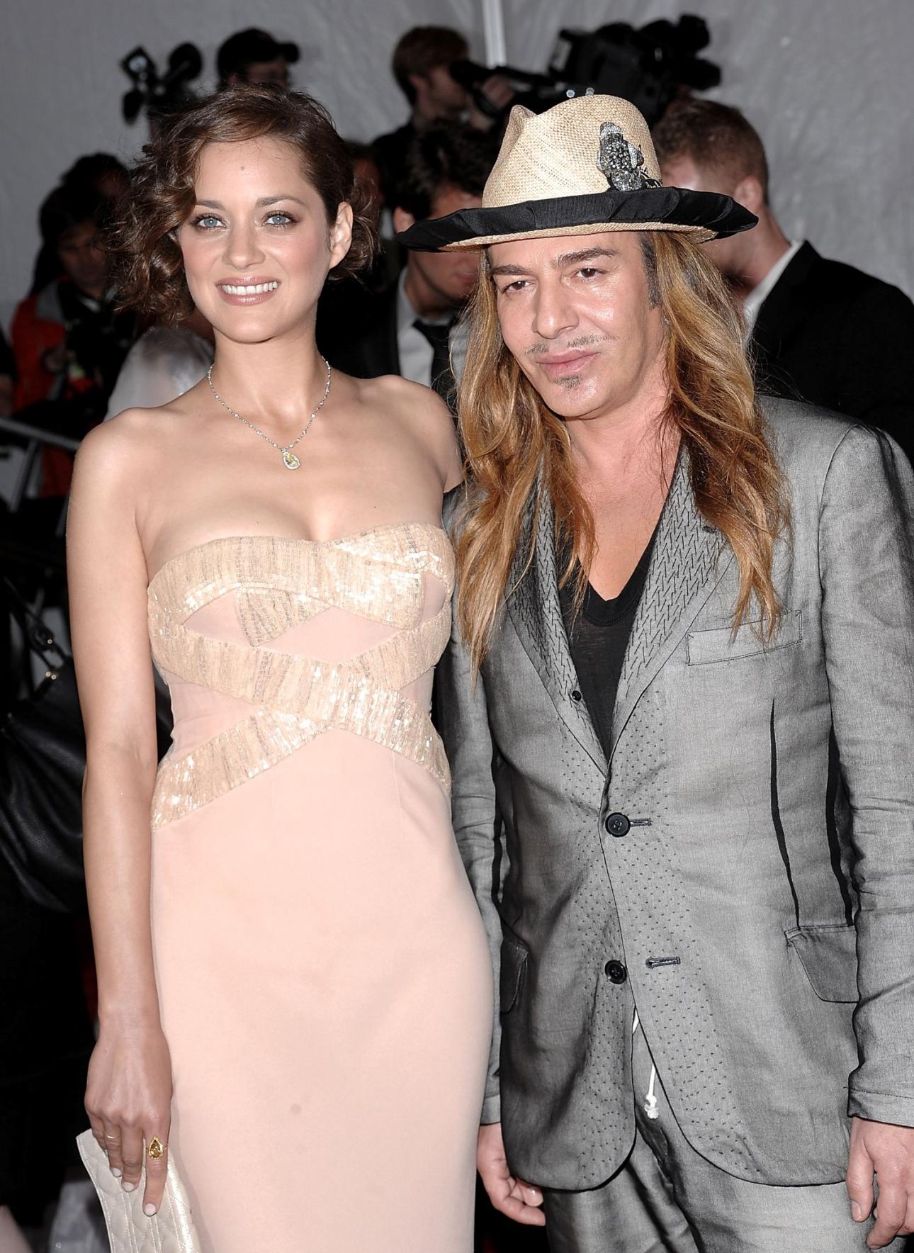 Η ηθοποιός Marion Cotillard και ο John Galliano φτάνουν στο γκαλά του Μητροπολιτικού Μουσείου Τέχνης, τον Μάιο του 2009 στη Νέα Υόρκη/Φωτογραφία: AP Images