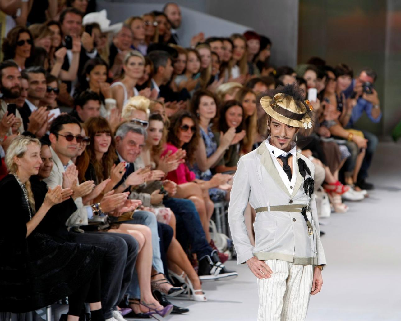 Ο John Galliano στη συλλογή Haute Couture Φθινόπωρο-Χειμώνας 2010-2011, για τον Christian Dior, Ιούλιος του2010/Φωτογραφία: AP Images