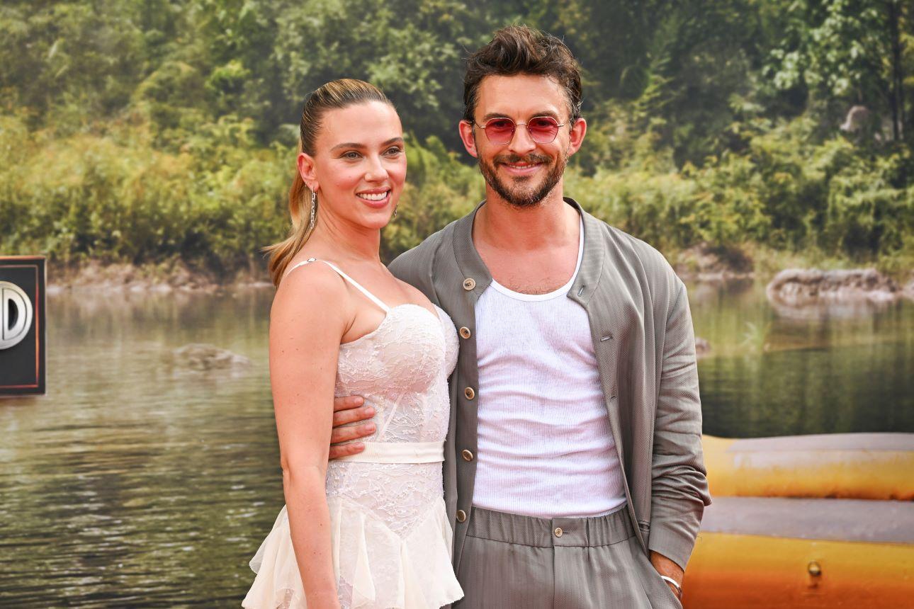 Ο Τζόναθαν Μπέιλι με την Σκάρλετ Γιόχανσον στην πρεμιέρα της ταινίας «Jurassic World Rebirth»/ Φωτογραφία: AP