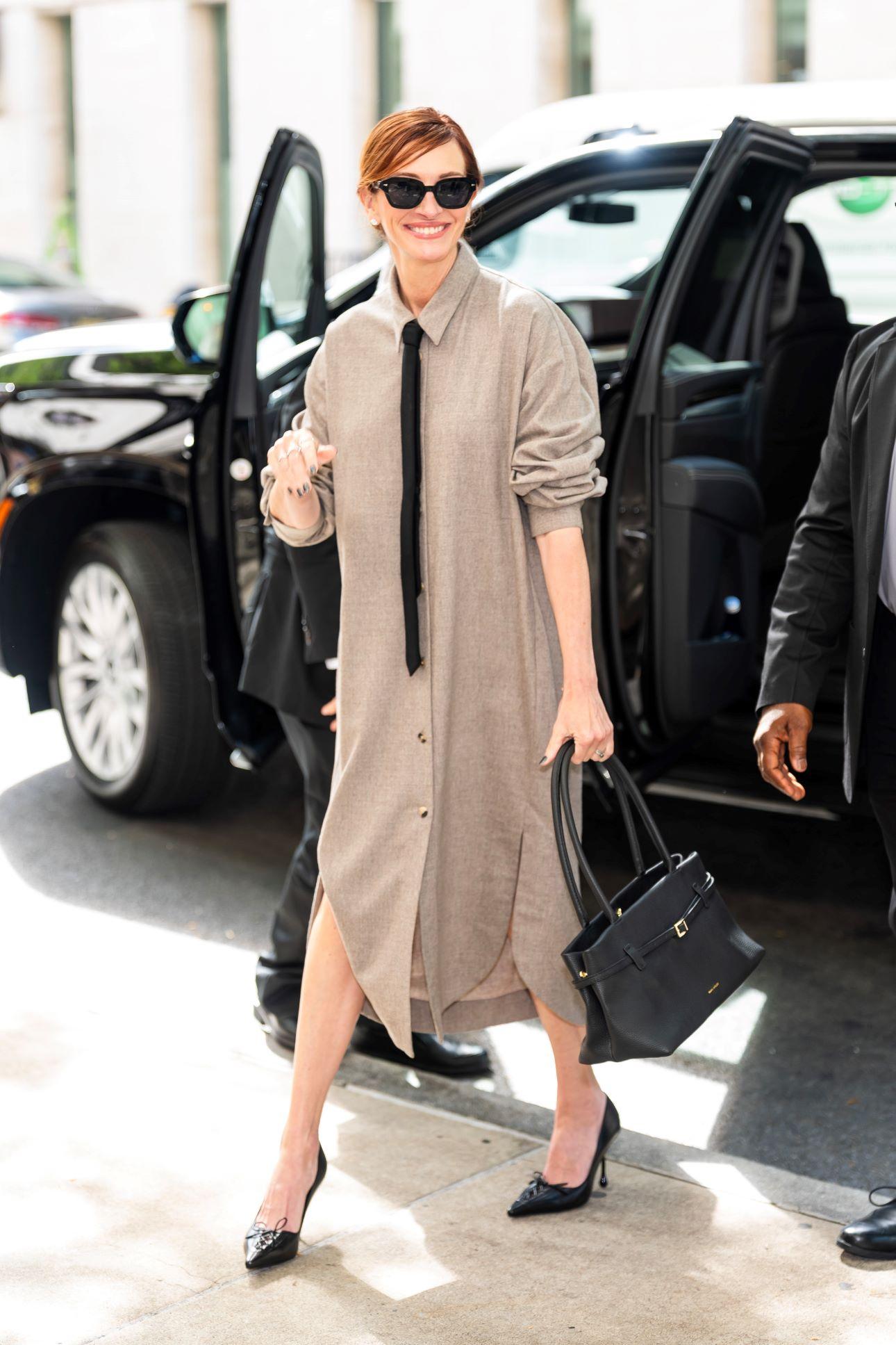 Η Τζούλια Ρόμπερτς με shirt dress με γραβάτα/ Φωτογραφία: Getty Images
