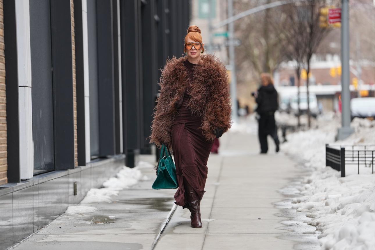 Καφέ γούνινο τζάκετ και φόρεμα/Φωτογραφία: Getty Images