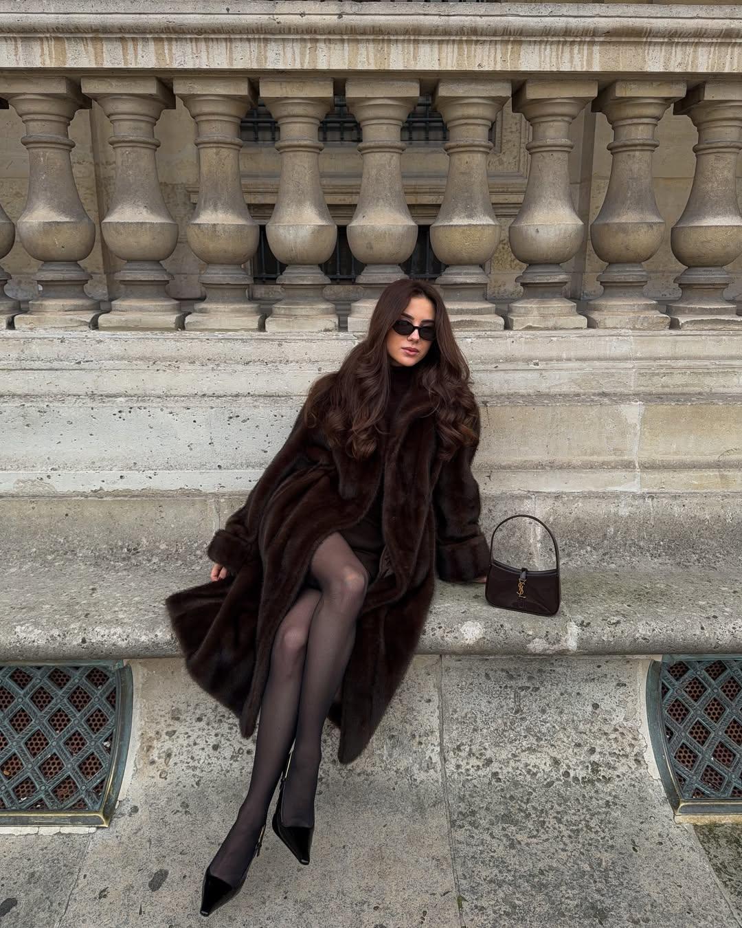 Καφέ γούνα με μίνι φόρεμα/Φωτογραφία: Instagram/lucygrassso 