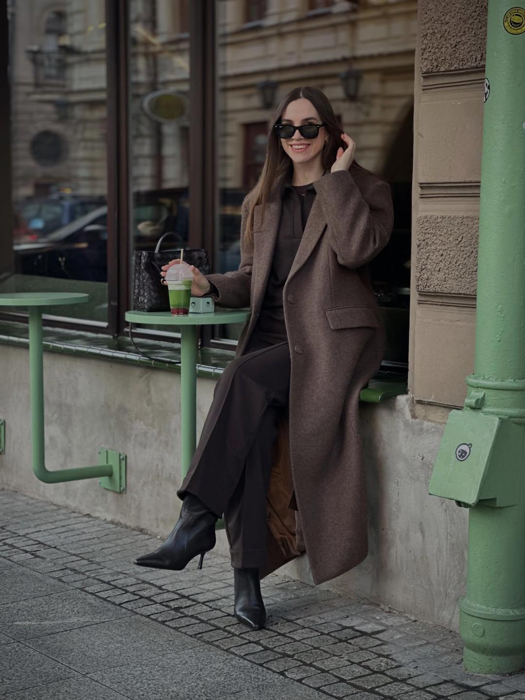 Καφέ παντελόνι με καφέ παλτό/ Φωτογραφία: Instagram/rosetheonepl 