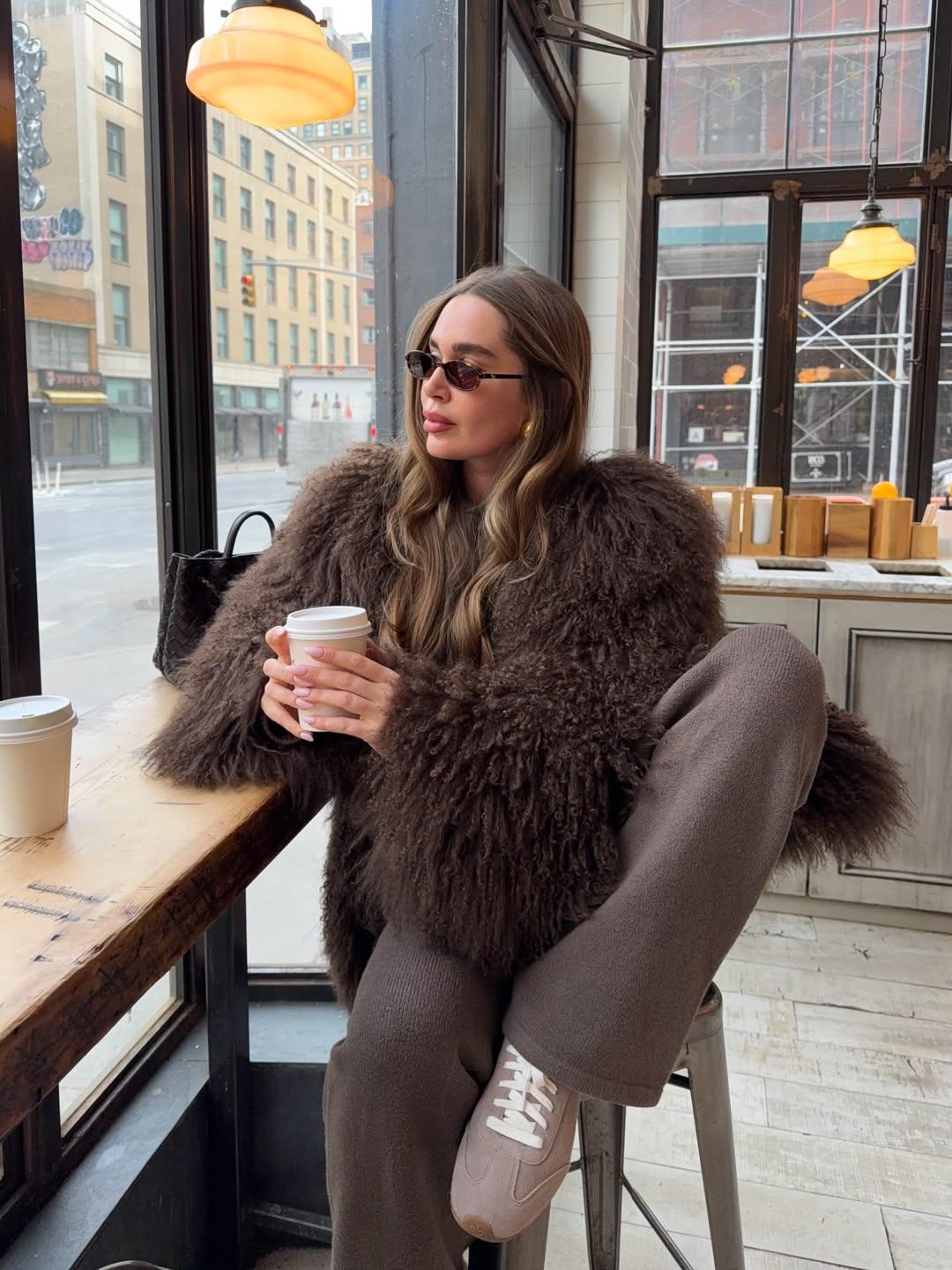 Καφέ σπορ λουκ/Φωτογραφία: Instagram/angelinaluciani
