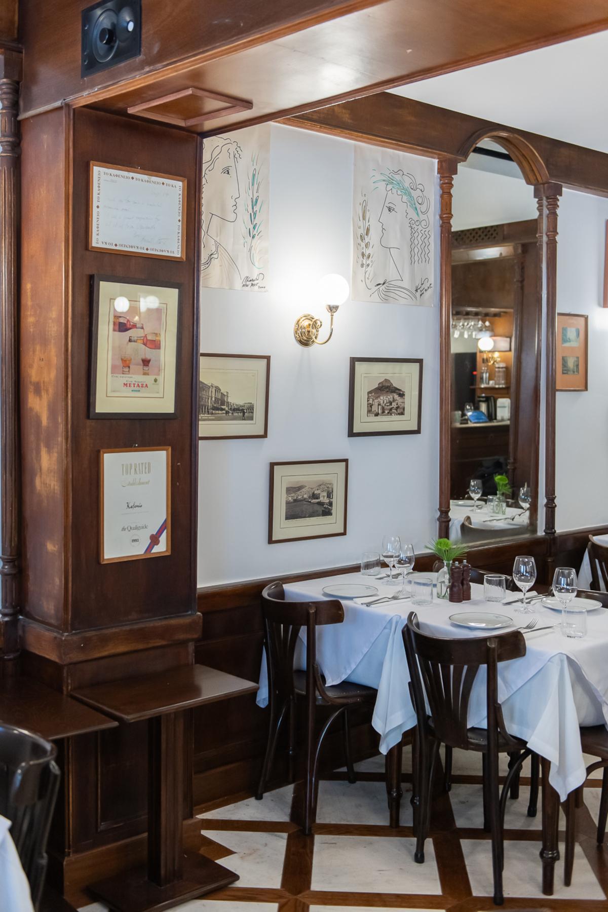  Εδώ η Αθήνα μιλούσε, συζητούσε και ζούσε. 