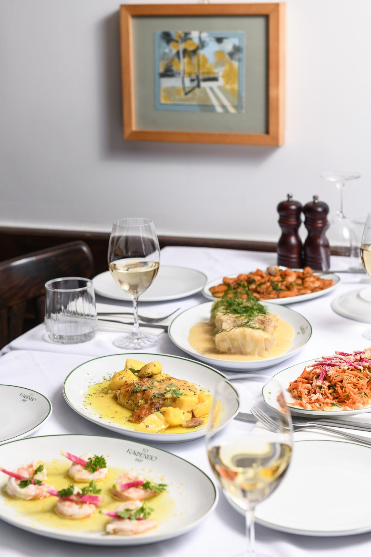  Πολιτικοί, καλλιτέχνες, δημοσιογράφοι και η κοσμική Αθήνα έδιναν εδώ το ραντεβού τους. 