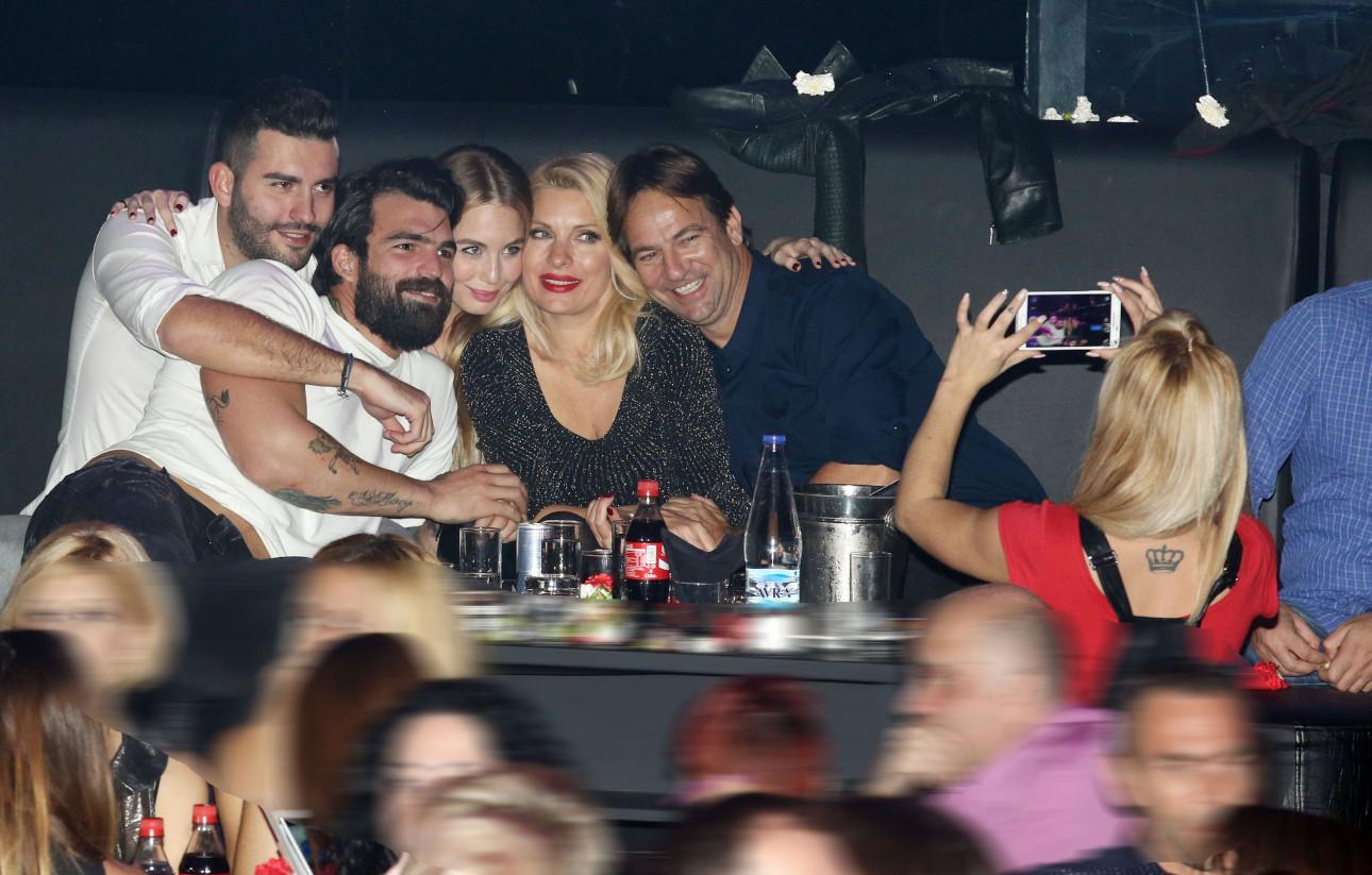 Η Αντωνία Καλλιμούκου σε κέντρο διασκέδασης μαζί με τον Θοδωρή Μισόκαλο, την Ελένη Μενεγάκη, τον Μάκη Παντζόπουλο και τον Δημήτρη Αλεξάνδρου/ NDP Photo