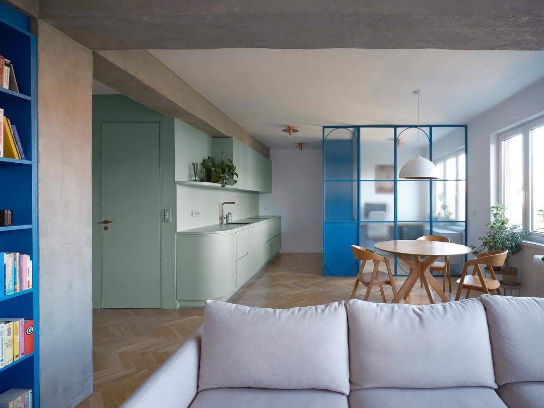 Η ανακαίνιση δίνει έμφαση στη συνέχεια των υλικών και τη σωστή αναλογία χώρων/ Φωτογραφία: Instagram/ @b2architecture.eu  