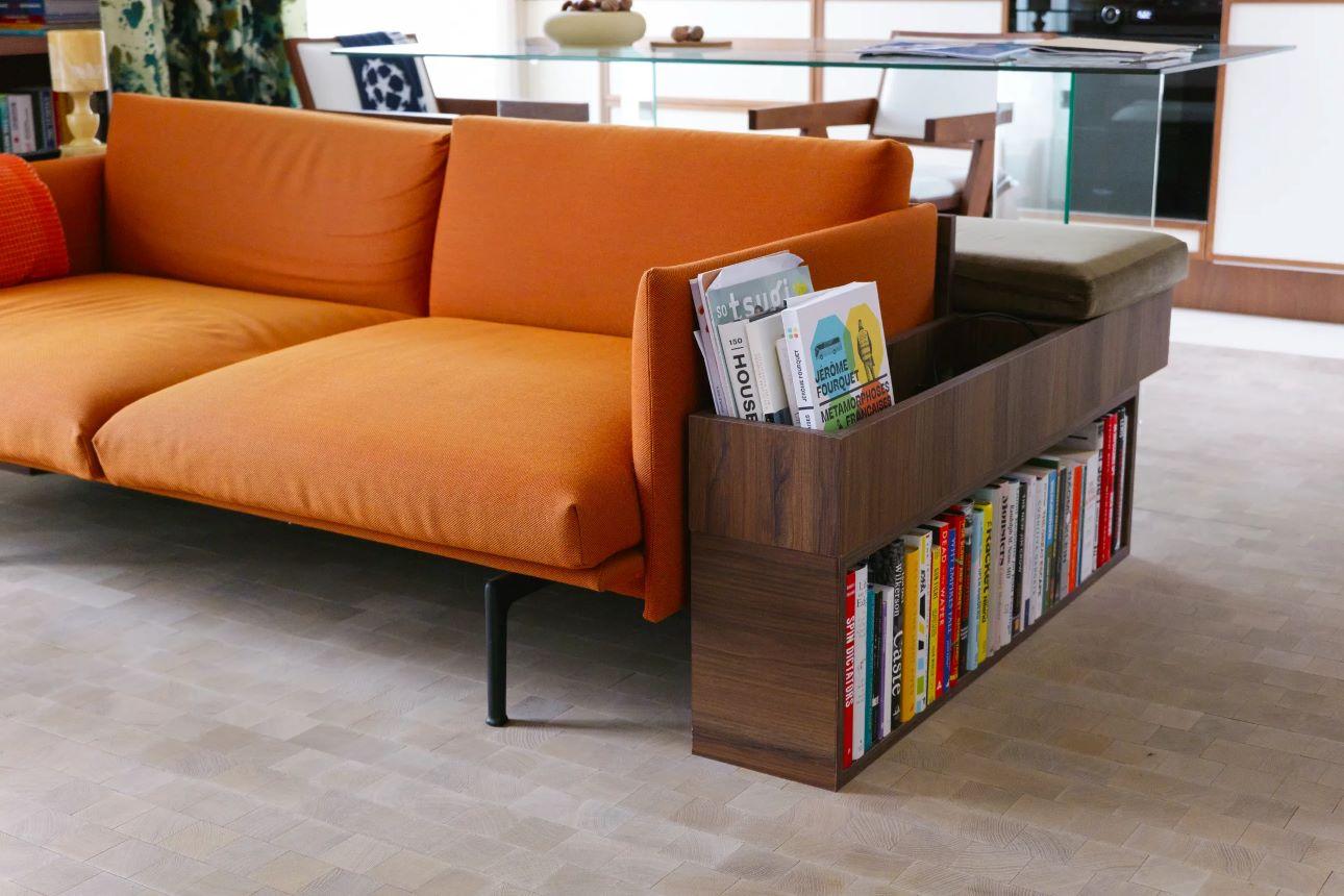 Έξυπνος αποθηκευτικός χώρος στο πλάι του καναπέ/ Φωτογραφία: Viviane Chil-Hagopian