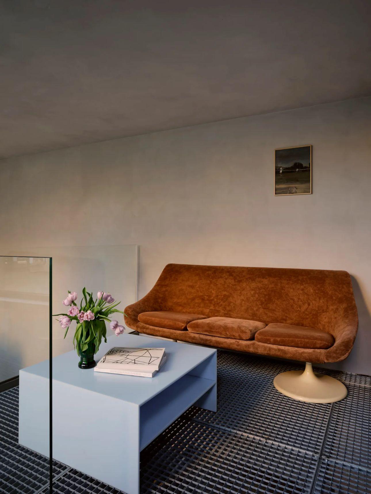 Πάνω από την κουζίνα δημιουργήθηκε ένας μικρός χώρος καθιστικού με μεταλλικό δάπεδο/ Φωτογραφία: Louis Denavaut  