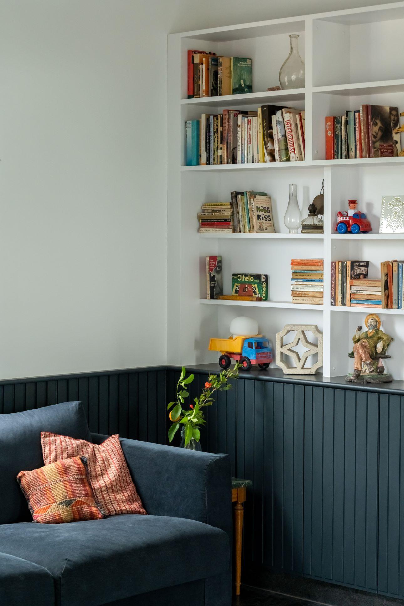 Άποψη του καναπέ και της βιβλιοθήκης στον ενιαίο χώρο του σπιτιού/ Φωτογραφία: Μαριάνα Μπίστη  