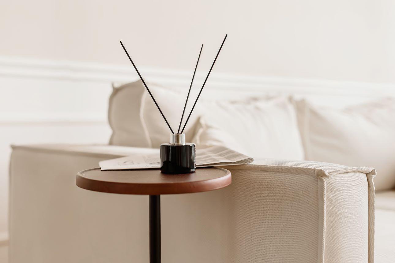 Μικρά βοηθητικά τραπεζάκια αντικαθιστούν το κεντρικό τραπεζάκι σαλονιού/ Φωτογραφία: Shuttertstock