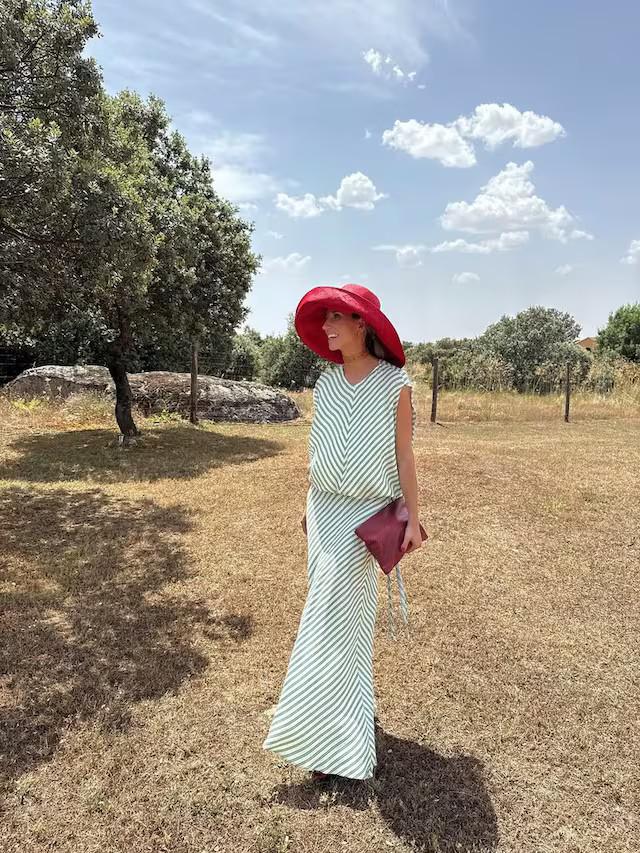 Ένα XL καπέλο μπορεί να απογειώσει ακόμα και το πιο απλό λουκ/Φωτογραφία: Instagram/ mbarbarie 