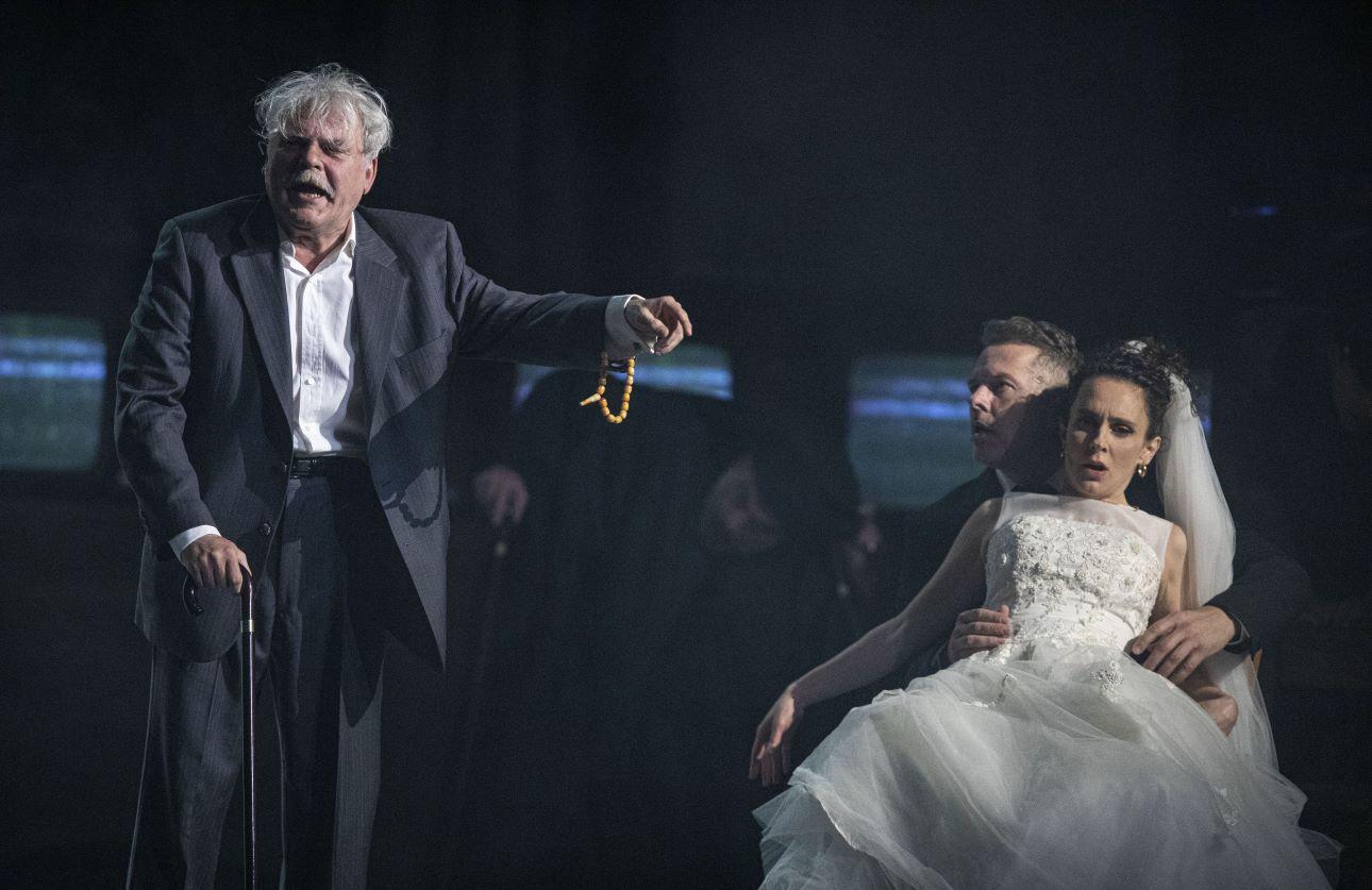 Οι Νίκος Καραθάνος, Χρήστος Λούλης, Γαλήνη Χατζηπασχάλησε σκηνή της παράστασης/ Φωτογραφία: NDP Photo Agency   