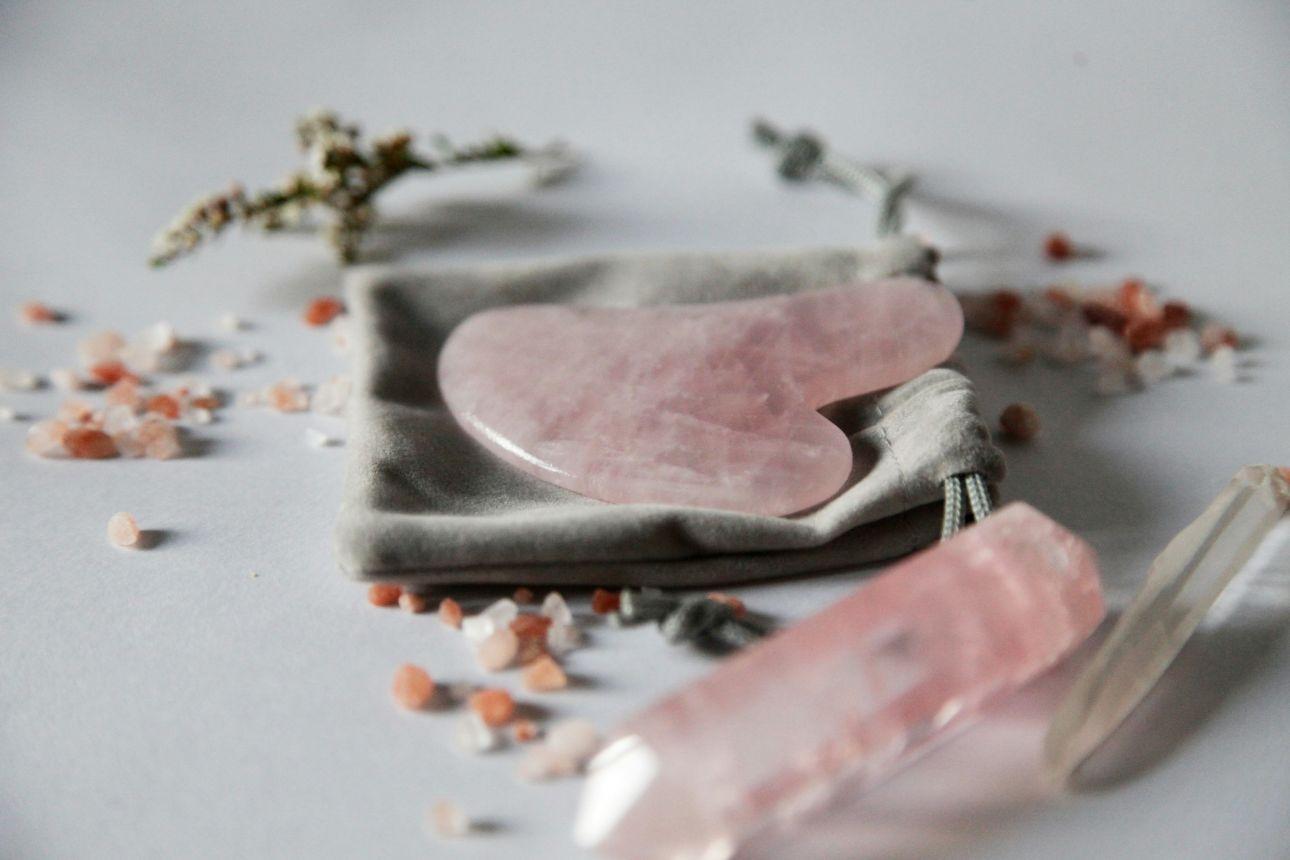 Το gua sha από φυσικό πέτρωμα είναι ένα από τα καλύτερα εργαλεία που μπορείτε να χρησιμοποιήσετε για να ενεργοποιήσετε το μυϊκό σύστημα του προσώπου σας. / Photo credit: Unsplash