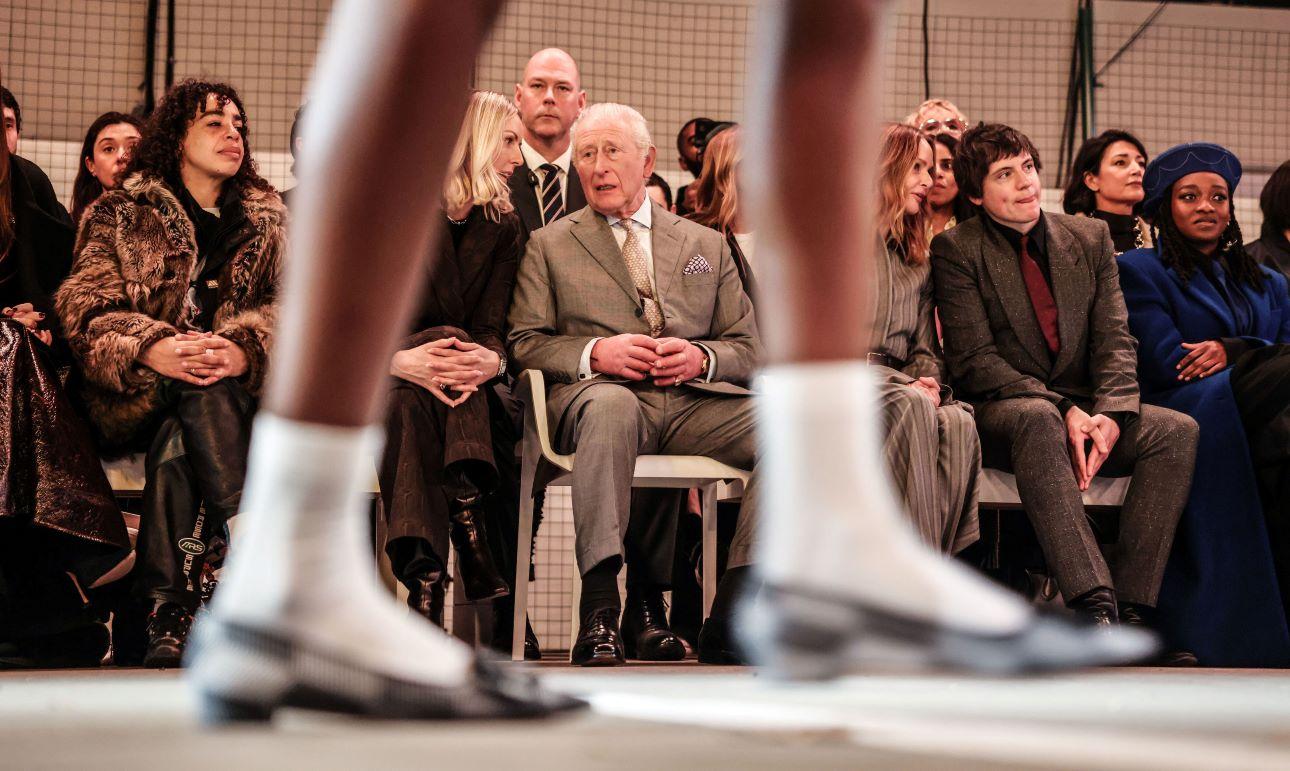 Ο βασιλιάς Κάρολος στο front row της επίδειξης της σχεδιάατριας Tolu Coker/ Φωτογραφία; AP 