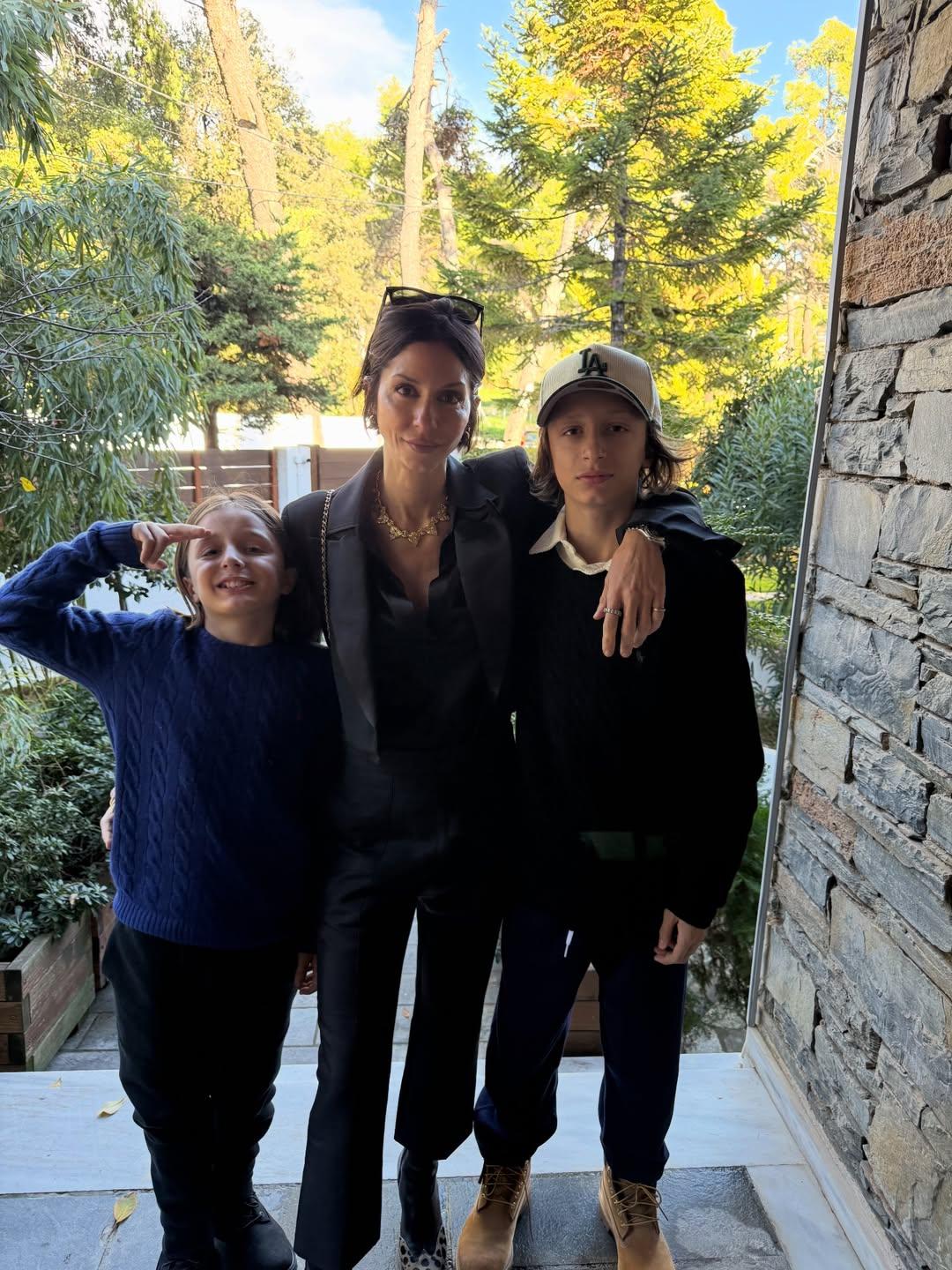 Η Σοφία Καρβέλα με τους δύο γιους της, Νίκο και Νέστορα/ Φωτογραφία: Instagram/ @thesofiakarvela 