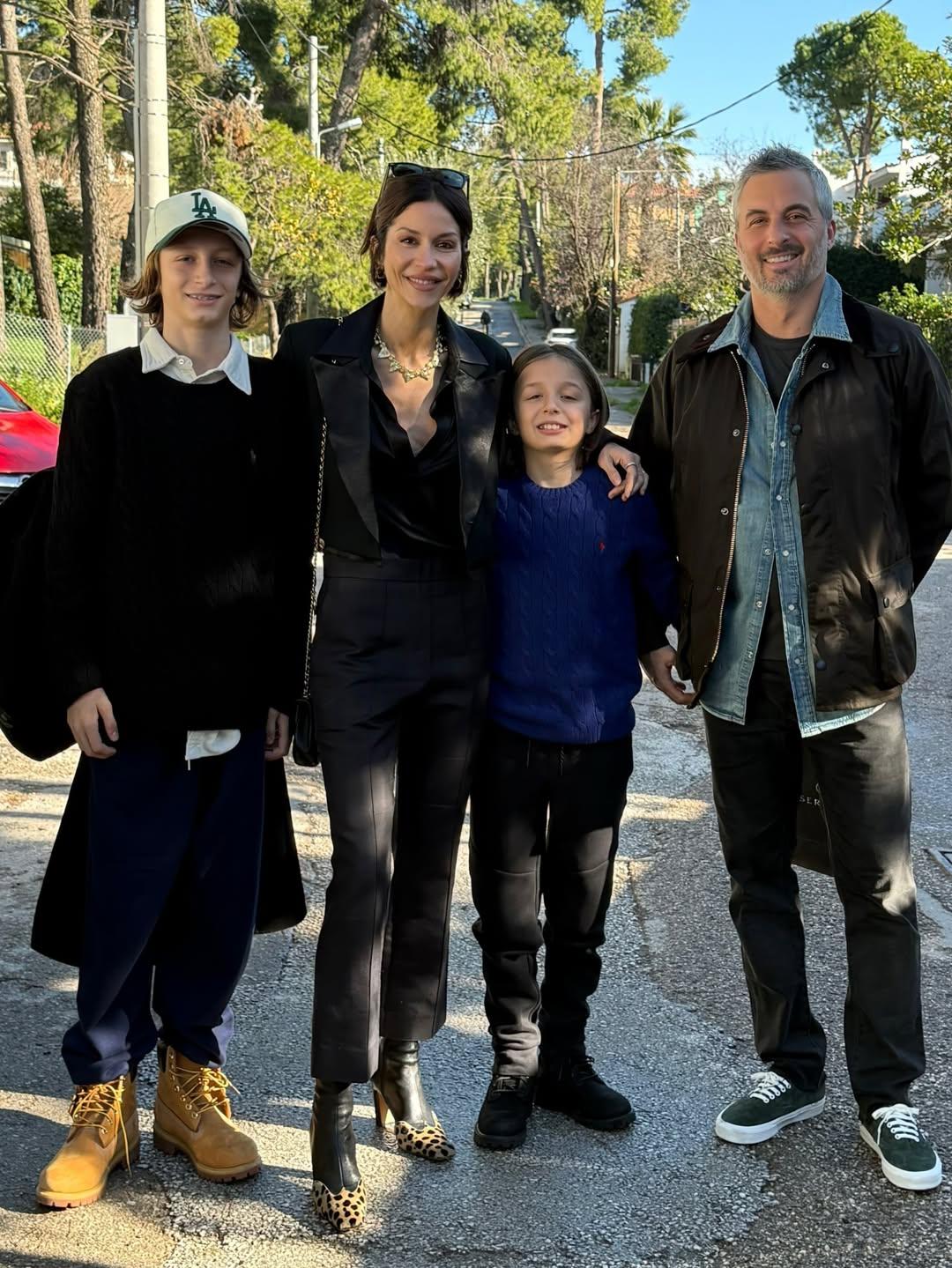 Η Σοφία Καρβέλα με τον Θανάση Πανουργιά και τα παιδιά τους/ Φωτογραφία: Instagram/ @thesofiakarvela
