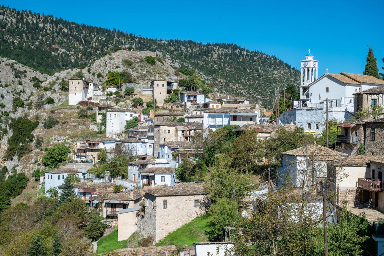 Παραδοσιακή τσακώνικη αρχιτεκτονική στους πρόποδες του Πάρνωνα.