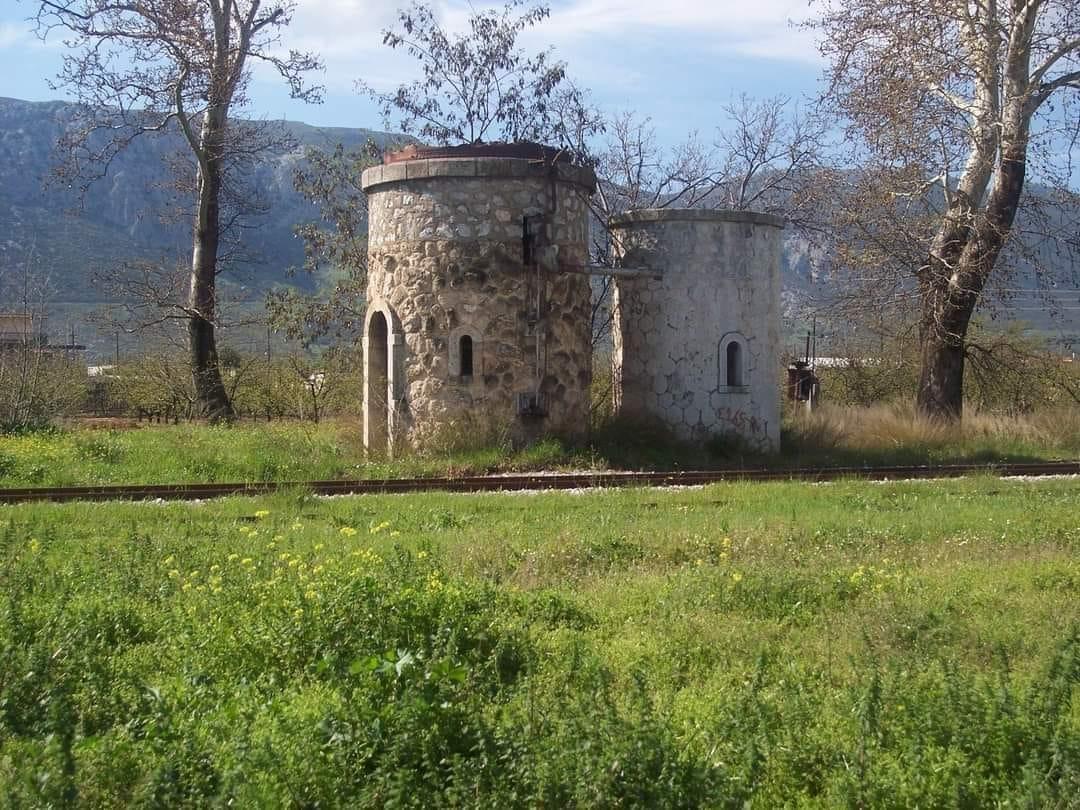  Στον Άγιο Βασίλειο σώζονται ίχνη ενός κάστρου που ενώνει το μεσαιωνικό παρελθόν με τη Μυκηναϊκή κληρονομιά. 