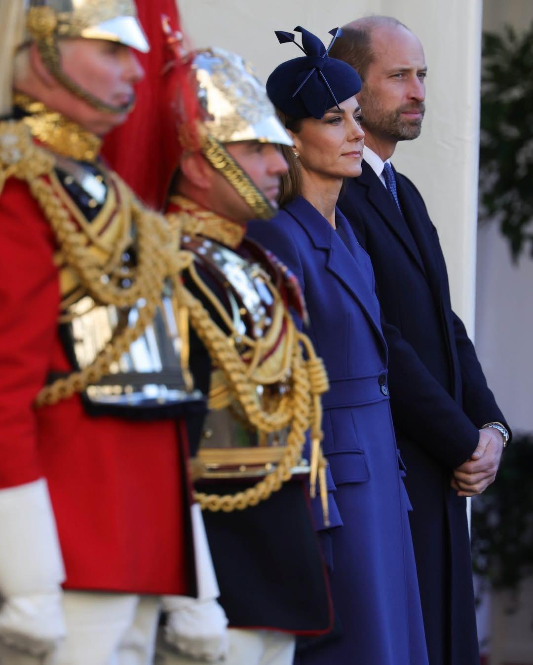 Η Κέιτ Μίντλετον επέλεξε το «πρωσικό μπλε» που κουβαλά διπλωματικούς συμβολισμούς/ Φωτογραφία: Instagram/ @princeandprincessofwales 