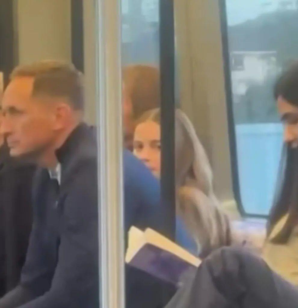 Η πριγκίπισσα Σάρλοτ στο μετρό του Λονδίνου/ Φωτογραφία: Instagram/ @theprincessroyals