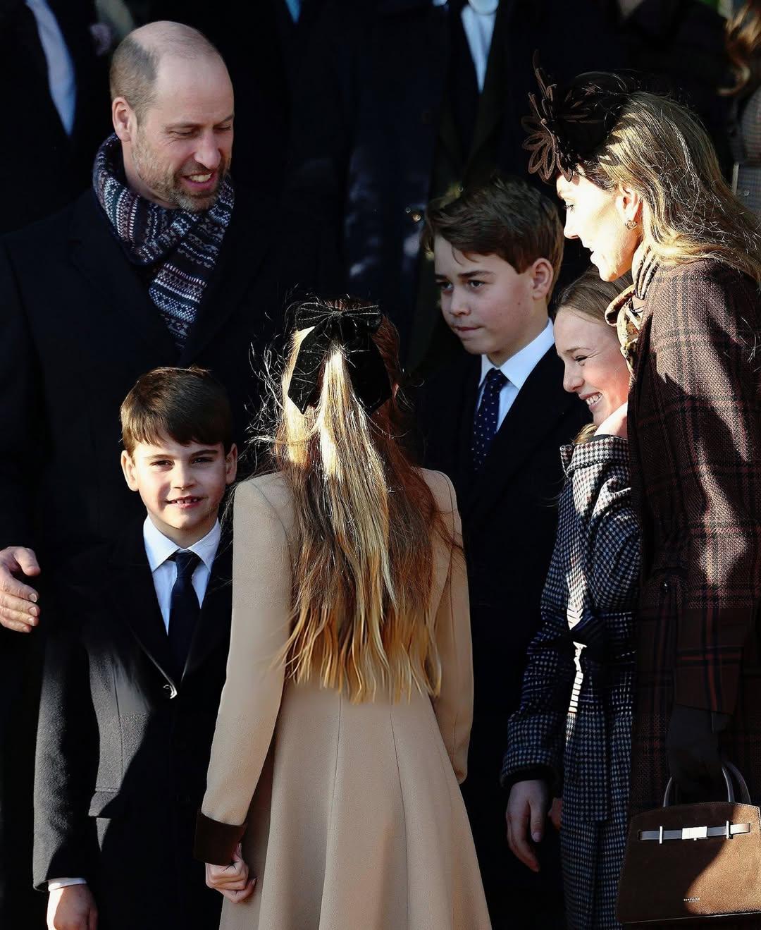 Η Κέιτ Μίντλετον μαζί με τον πρίγκιπα Ουίλιαμ και τα τρία παιδιά τους/ Φωτογραφία: Instagram/ @princesscatherineofwales