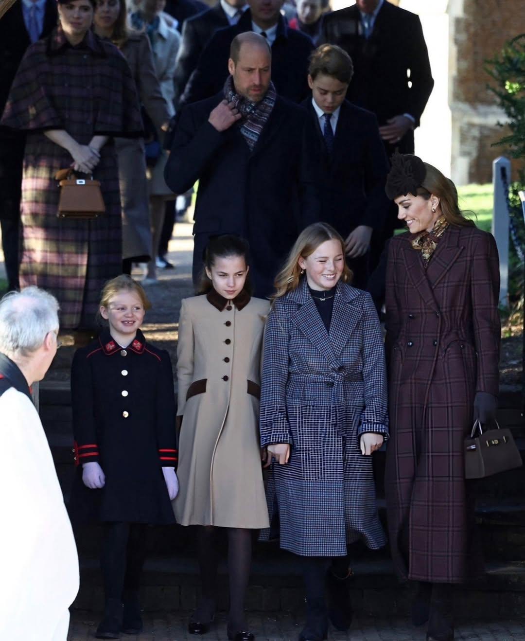 Τα αξεσουάρ ολοκλήρωσαν με διακριτική πολυτέλεια την εμφάνιση της Κέιτ Μίντλετον/  Φωτογραφία: Instagram/ @princesscatherineofwales 