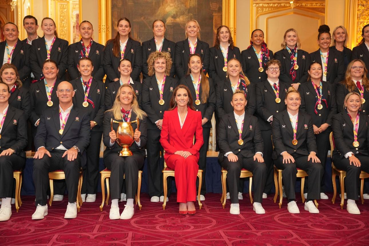 Η Κέιτ Μίντλετον ποζάρει με τη γυναικεία ομάδα ράγκμπι/ AP Images