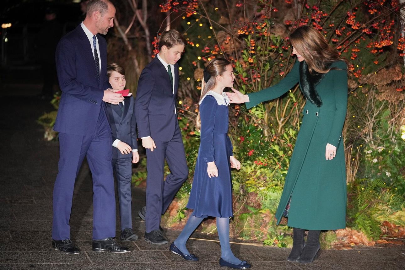 Η Κέιτ Μίντλετον με τον πρίγκιπα Γουίλιαμ και τα παιδιά τους, Τζορτζ, Λούις και Σάρλοτ/ AP Images