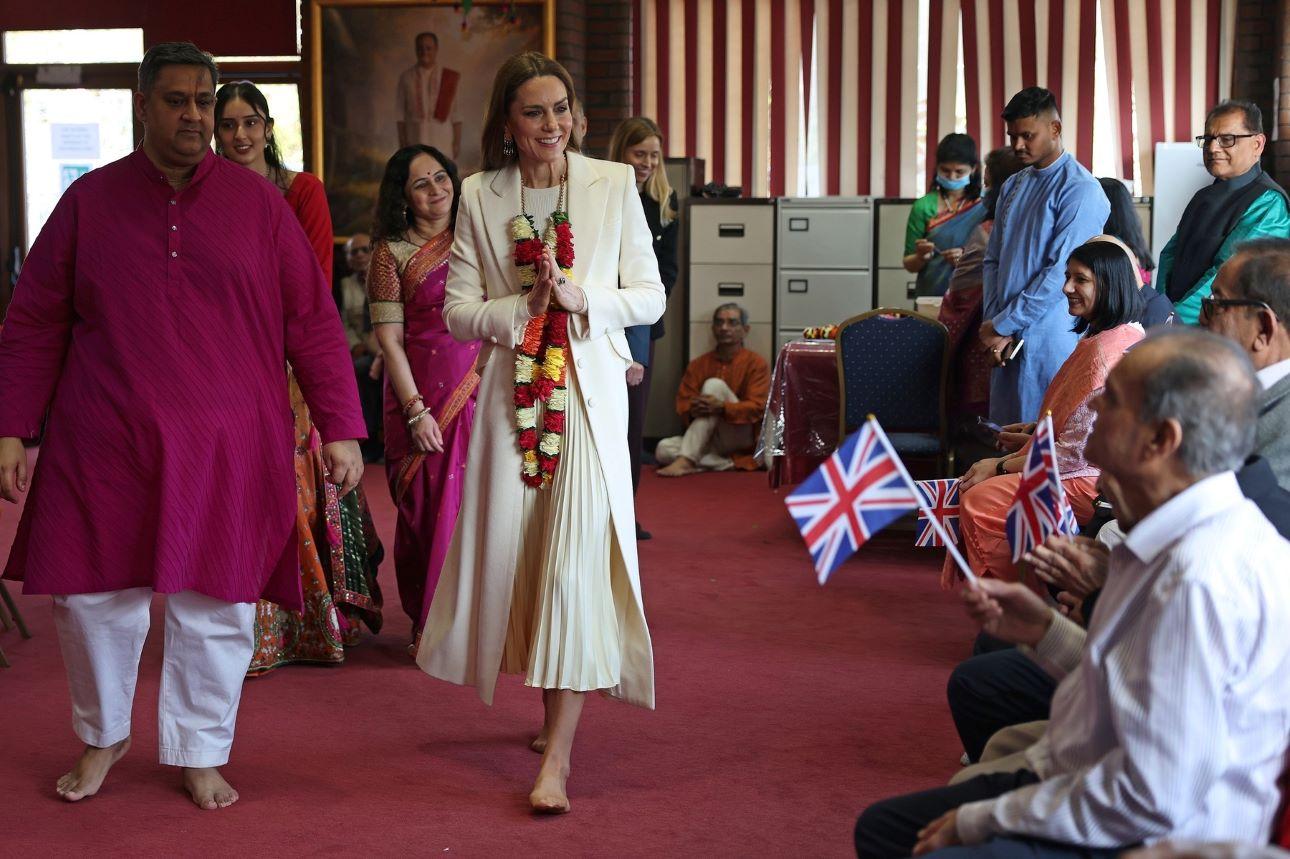 Η Κέιτ Μίντλετον κατά την επίσκεψή της στην ινδουιστική κοινότητα του Λέστερ/ Φωτογραφία: Backgrid UK / Profimedia