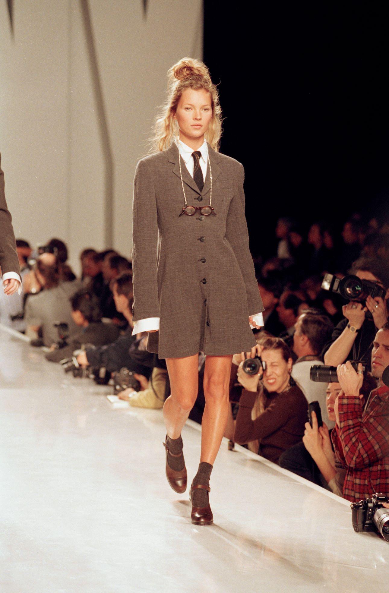 Η Κέιτ Μος το 1994, σε επίδειξη μόδας του οίκου Donna Karan, στη Νέα Υόρκη/ Φωτογραφία: AP