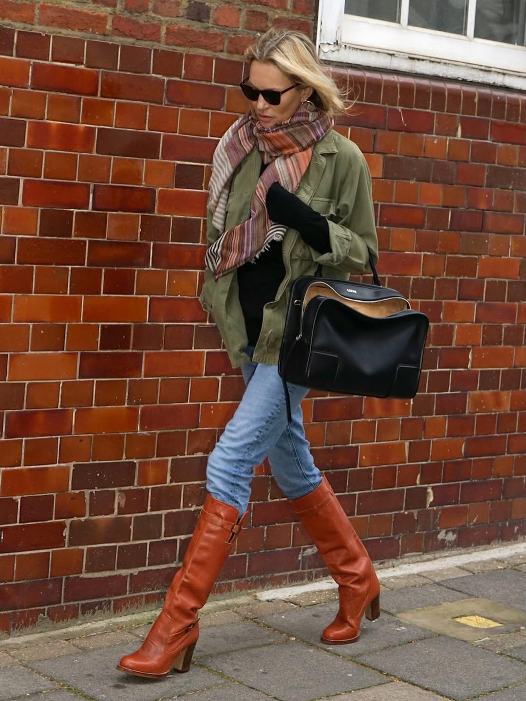 Η Κέιτ Μος φωτογραφίζεται πρόσφατα στο δρόμο φορώντας utility jacket/Φωτογραφία: IG @katemosstyle