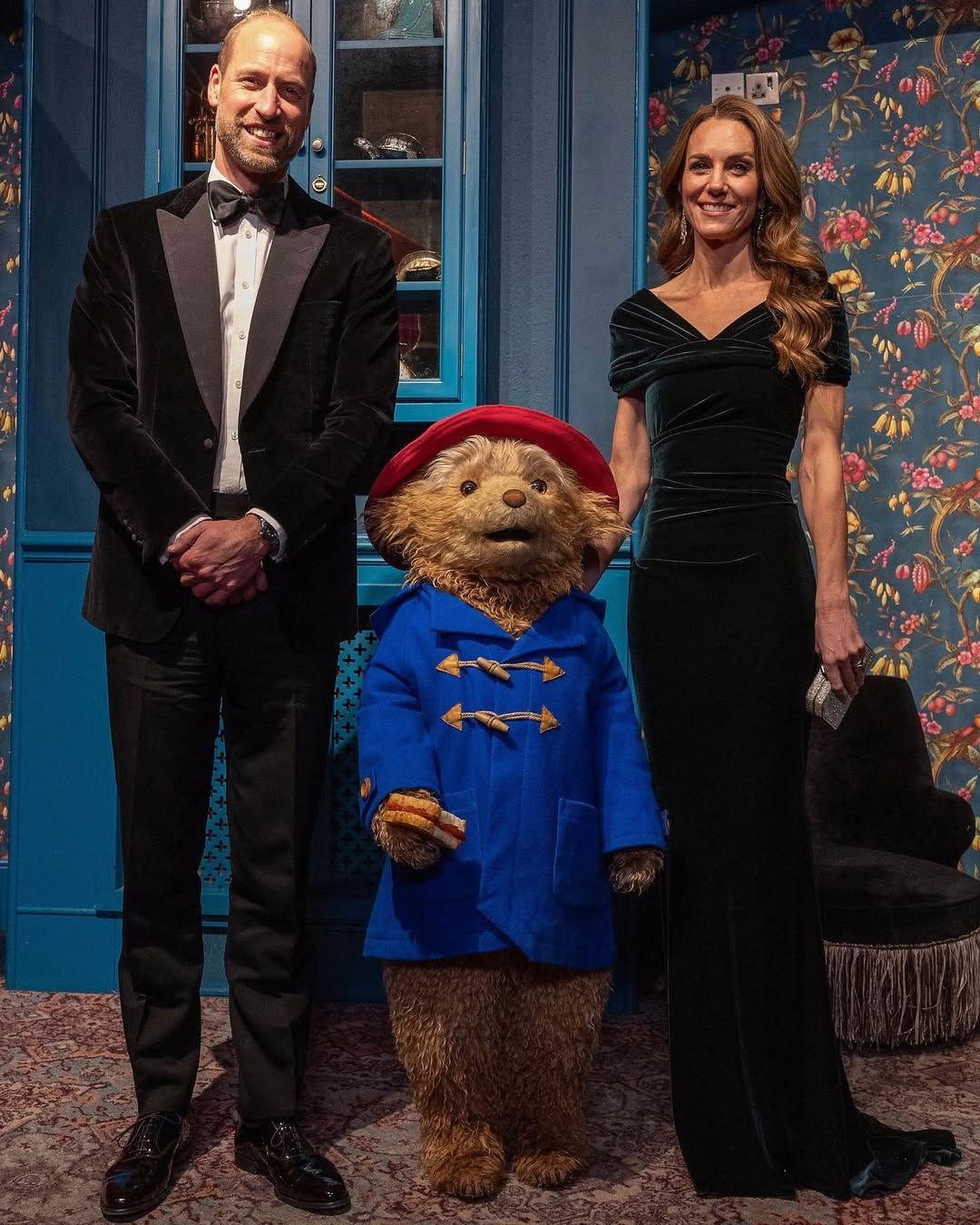 Η Κέιτ Μίντλετον με τον πρίγκιπα Γουίλιαμ και τον Paddington/ Φωτογραφία: ﻿Instagram/ @princeandprincessofwales 