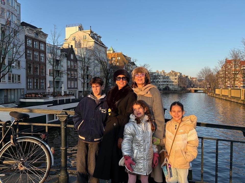 Η Κατερίνα Διδασκάλου με την κόρη και τα εγγόνια της/ @katerina_didaskalou_official