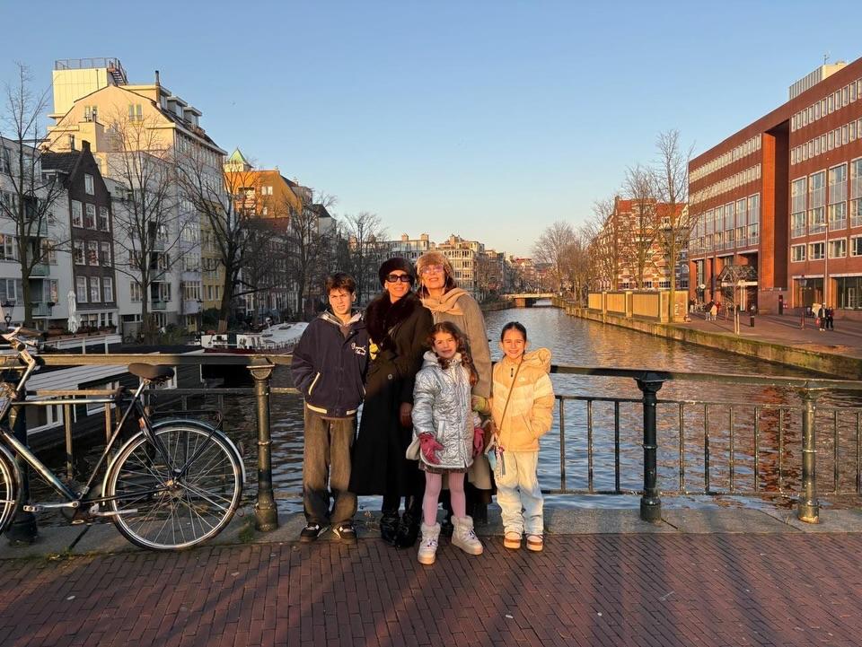 Η Κατερίνα Διδασκάλου με την κόρη και τα εγγόνια της/ @katerina_didaskalou_official