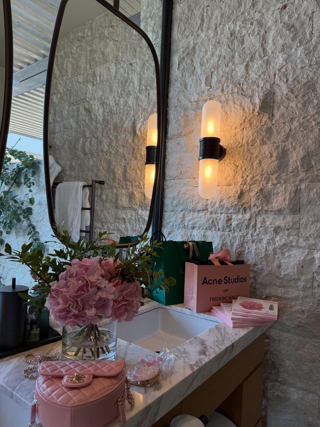 Η υπέροχη Chanel ροζ τσάντα της μέλλουσας μαμάς Κατερίνας Καινούργιου/ @katken85