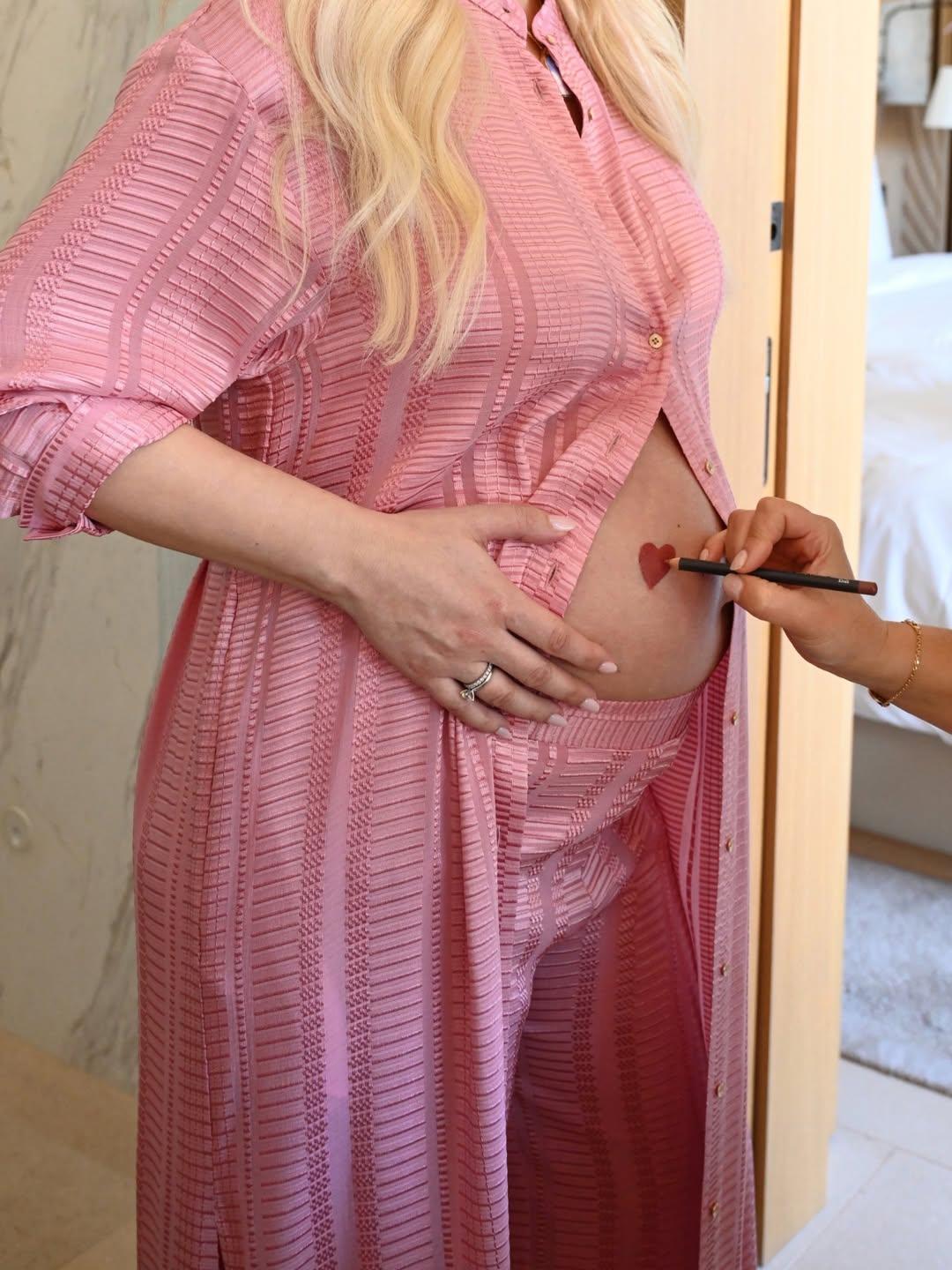 Body painting στη φουσκωμένη κοιλιά της Κατερίνας Καινούργιου/ @katken85