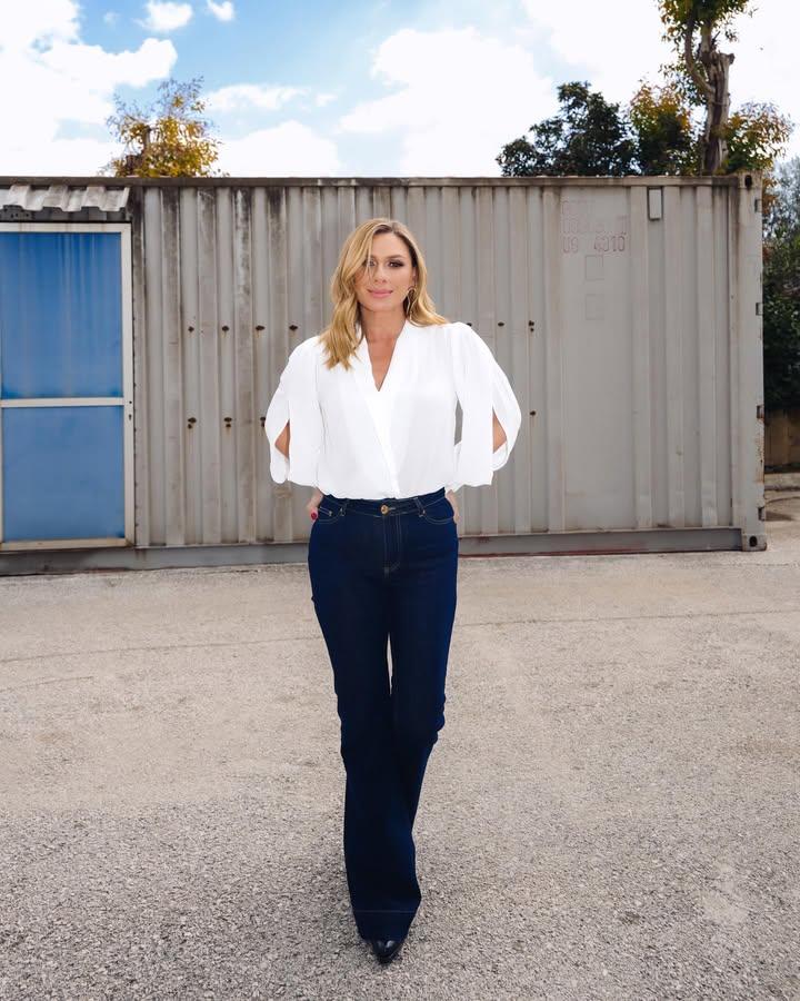 Η Κατερίνα Καραβάτου με διαχρονικό σύνολο/Φωτογραφία: IG @katerinakaravatou