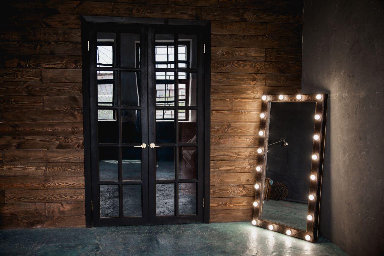 Ενας καθρέφτης στρέφει την προσοχή μας στη γωνία/ Φωτογραφία: Shutterstock