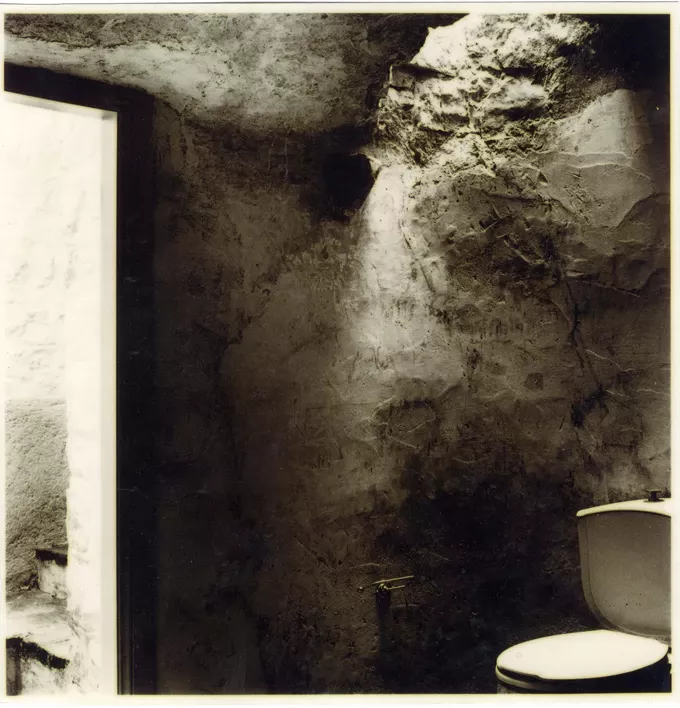 Κατοικία Γιάννη Κουνέλλη, Ύδρα, 1988, Αρχείο Χρήστου Παπούλια/﻿ Φωτογραφία: Ίδρυμα Εικαστικών Τεχνών και Μουσικής Β. &amp; Μ. Θεοχαράκη  