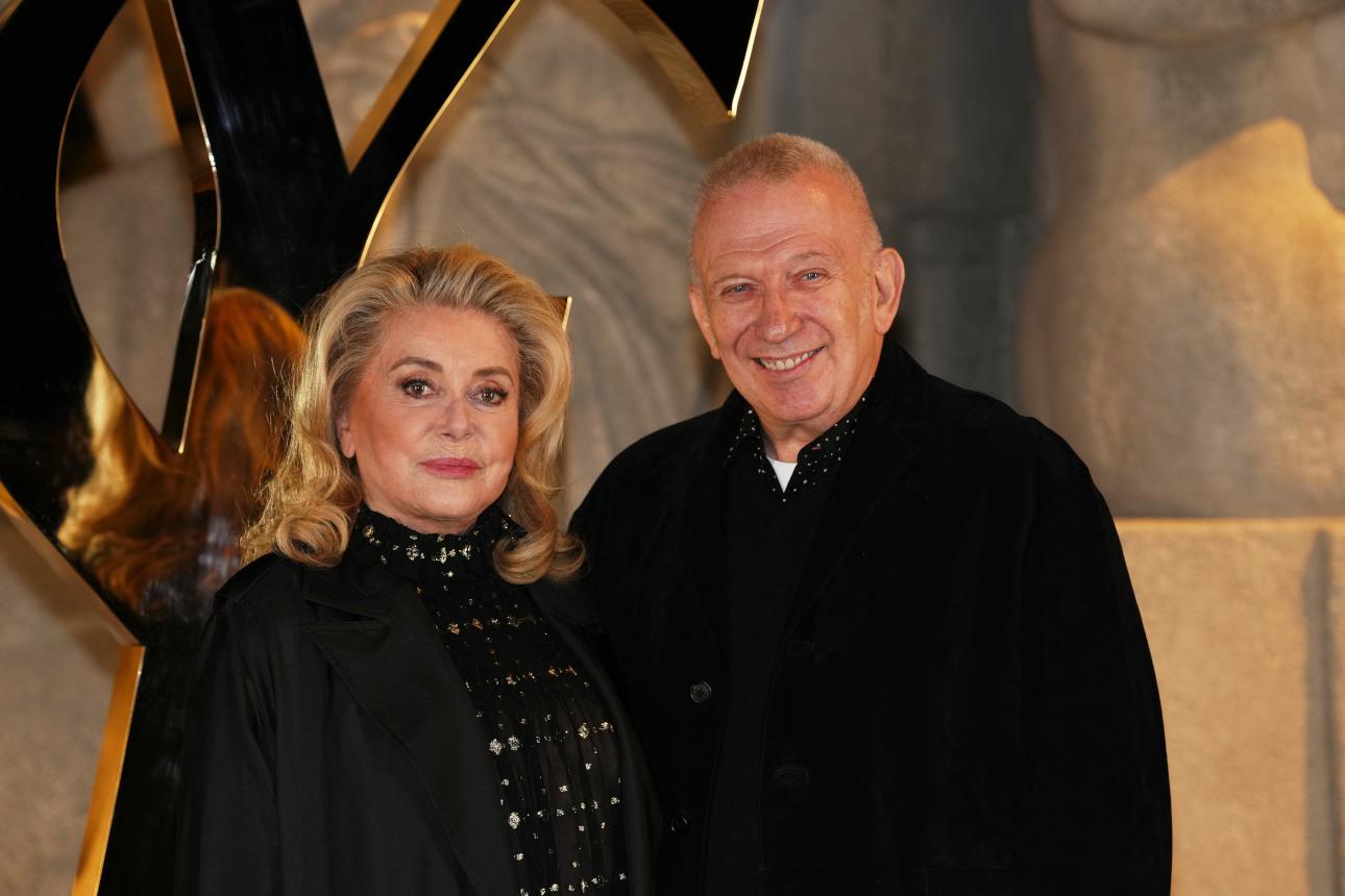  Η Catherine Deneuve και ο Jean Paul Gaultier στο Παρίσι, λίγο πριν ξεκινήσει η παρουσίαση της νέας συλλογής του Saint Laurent. 