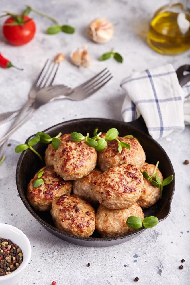 Κεφτέδες φούρνου με λιαστή ντομάτα και φέτα / Φωτογραφία: Shutterstock