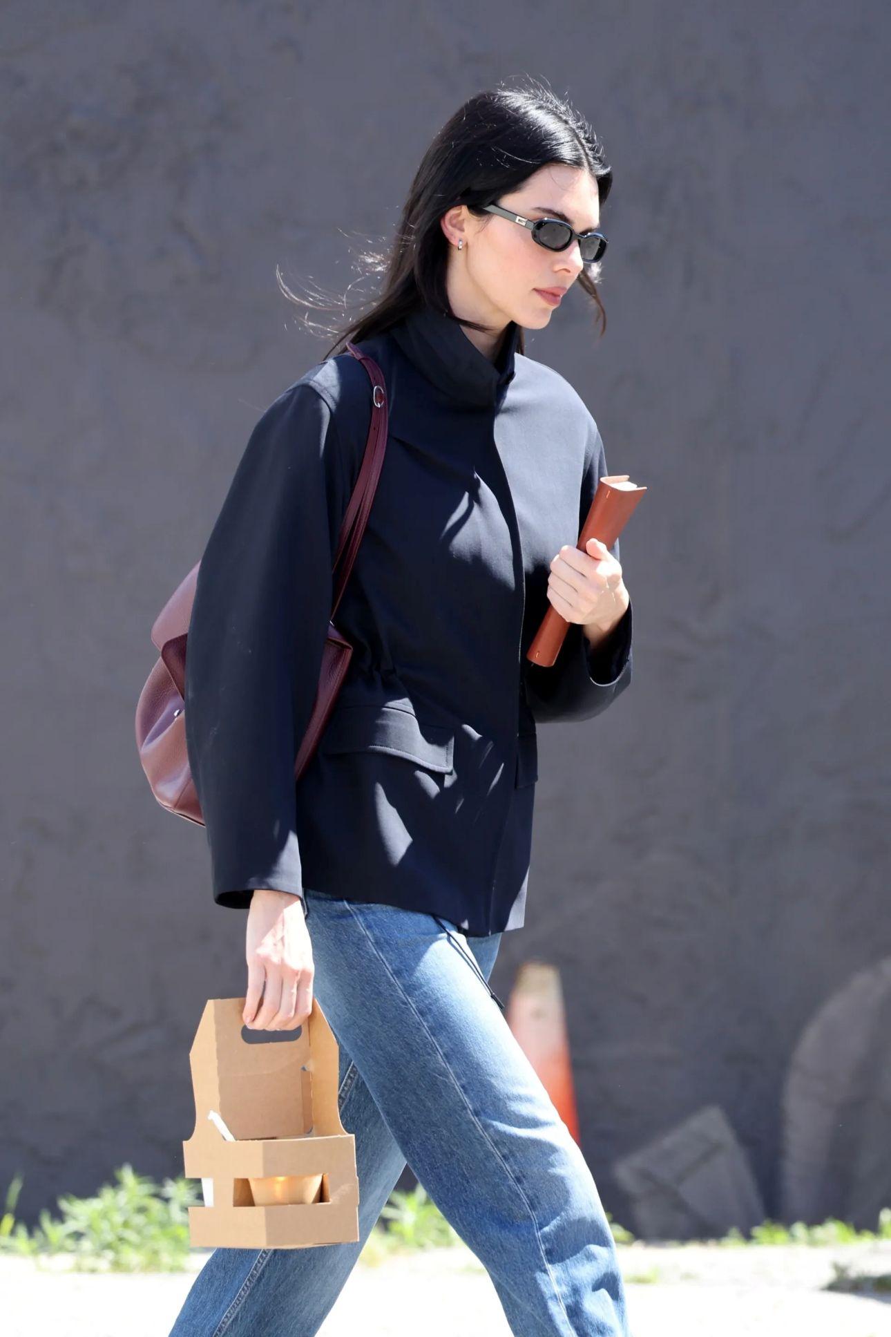 Η Κένταλ Τζένερ με μπορντό τσάντα Chanel/ Φωτογραφία: Chanel