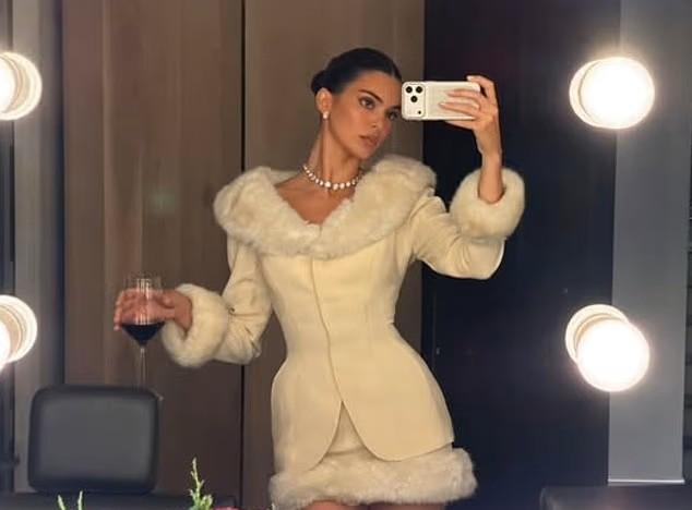 Η Κένταλ Τζένερ με το λευκό σύνολο/ Φωτογραφία: Instagram/ @kendalljenner