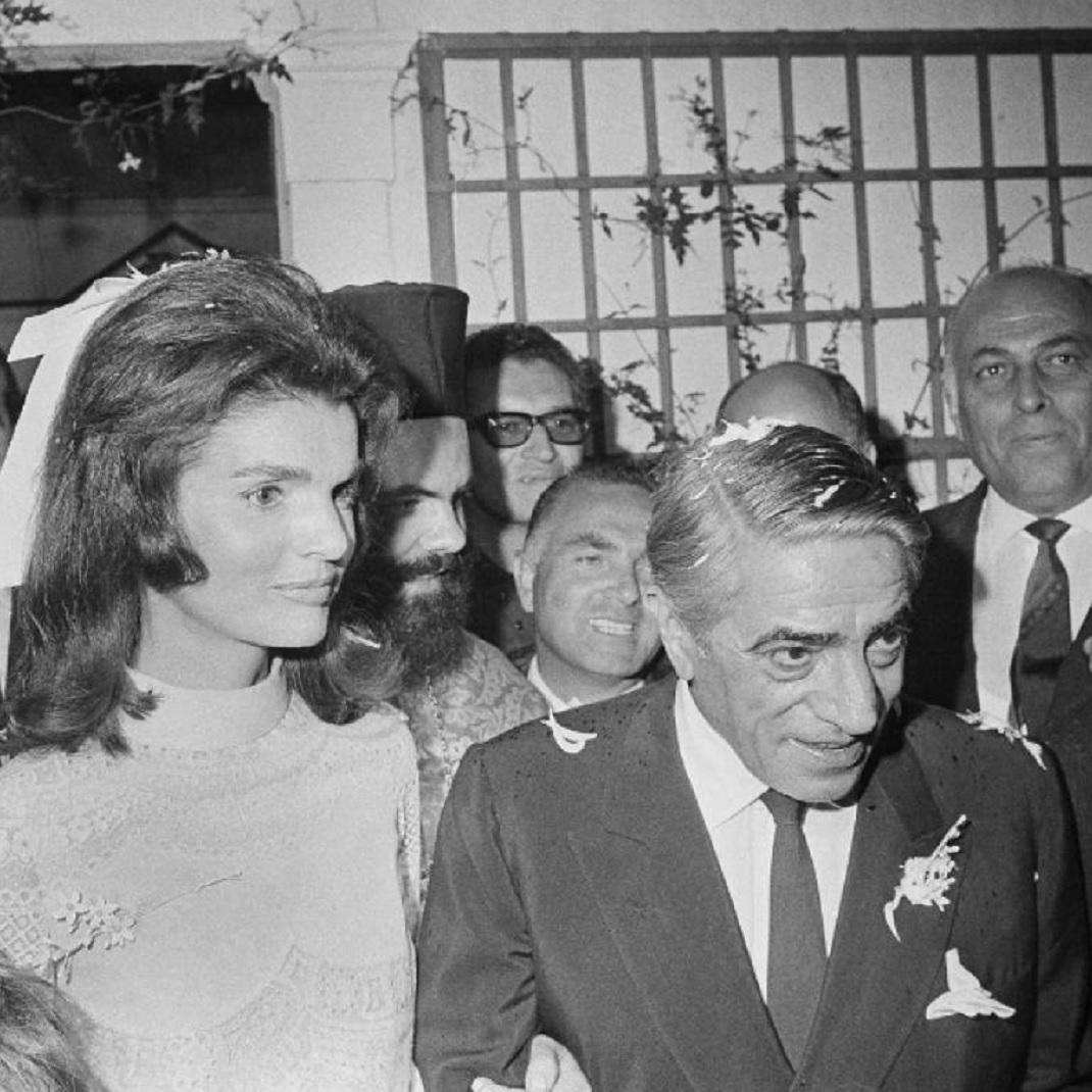 Ο γάμος της Jackie Kennedy και του Αριστοτέλη Ωνάση, 1968: Το νυφικό του Valentino που έμελλε να γίνει ιστορικό. /Φωτογραφία: AP Images