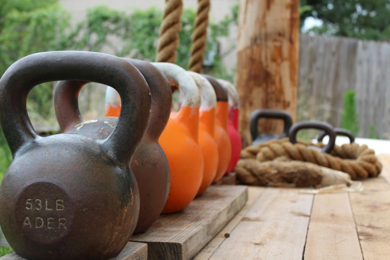 Στο Farmer's walk περπατάτε σηκώνοντας και στα δύο χέρια kettlebells/ Φωτογραφία: Unsplash